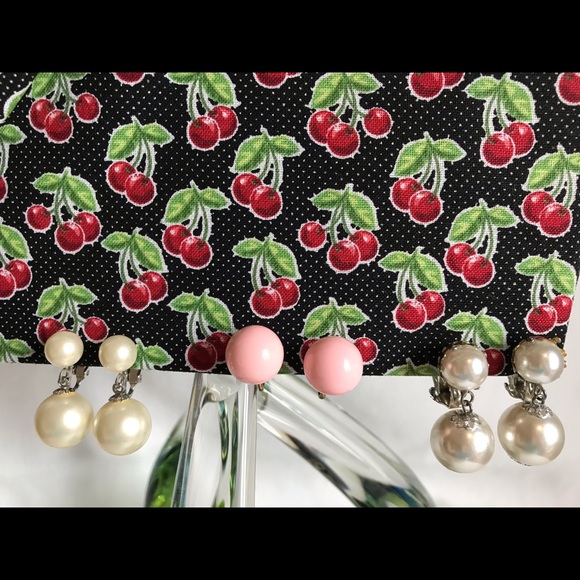 Lot of Vintage Faux Pearl Earrings - Picture 2 of 8